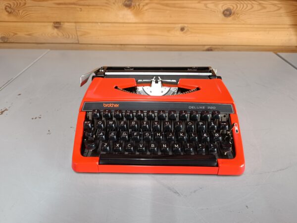 Brother DELUXE 220 - Vintage skrivemaskine i rød - Samleobjekt - Image 2