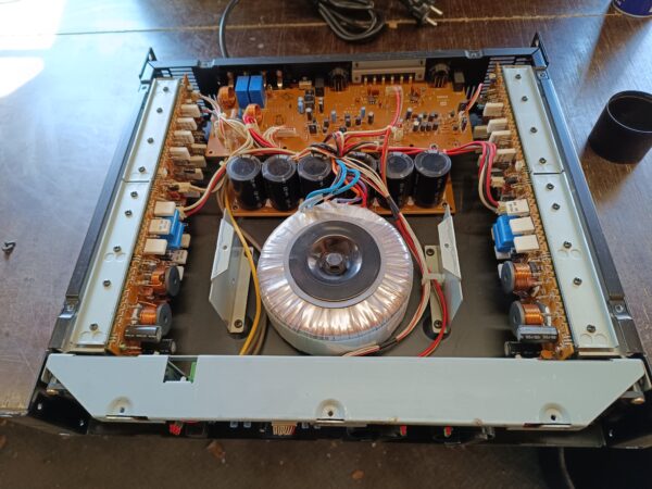 Yamaha P3200 Stereo Power Amplifier - 2 x 340 watt - Image 11