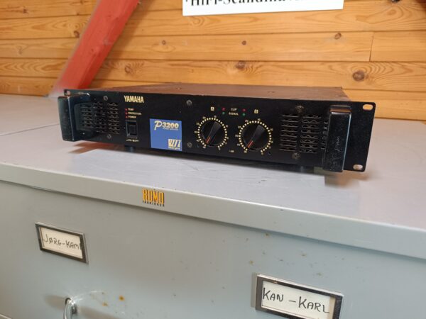 Yamaha P3200 Stereo Power Amplifier - 2 x 340 watt - Image 5